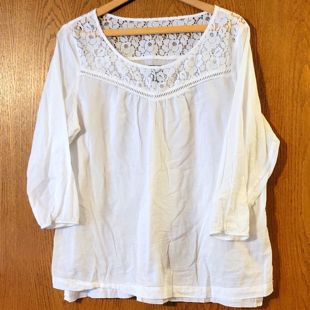 White 3/4 length sleeve Gap top. Size Large